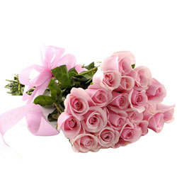 Pleasing Hand Bunch of Pink Roses